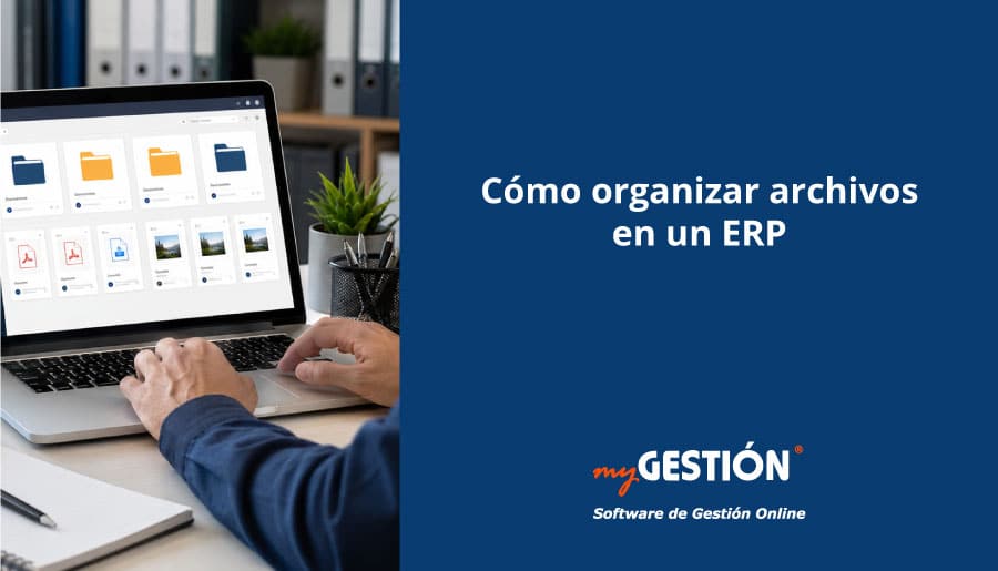 Persona organizando documentos de una empresa en un ERP.